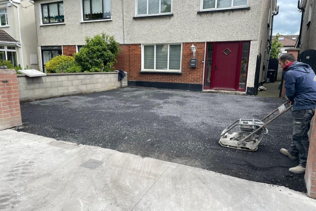 Driveway with Limestone Slabs and Cobbled Borderline in Hartstown, Dublin (2)