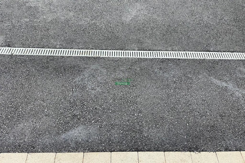 Tarmacadam Driveway with Granite Kerbing, Borders and Gravelled Areas in Clonsilla, Dublin (6)