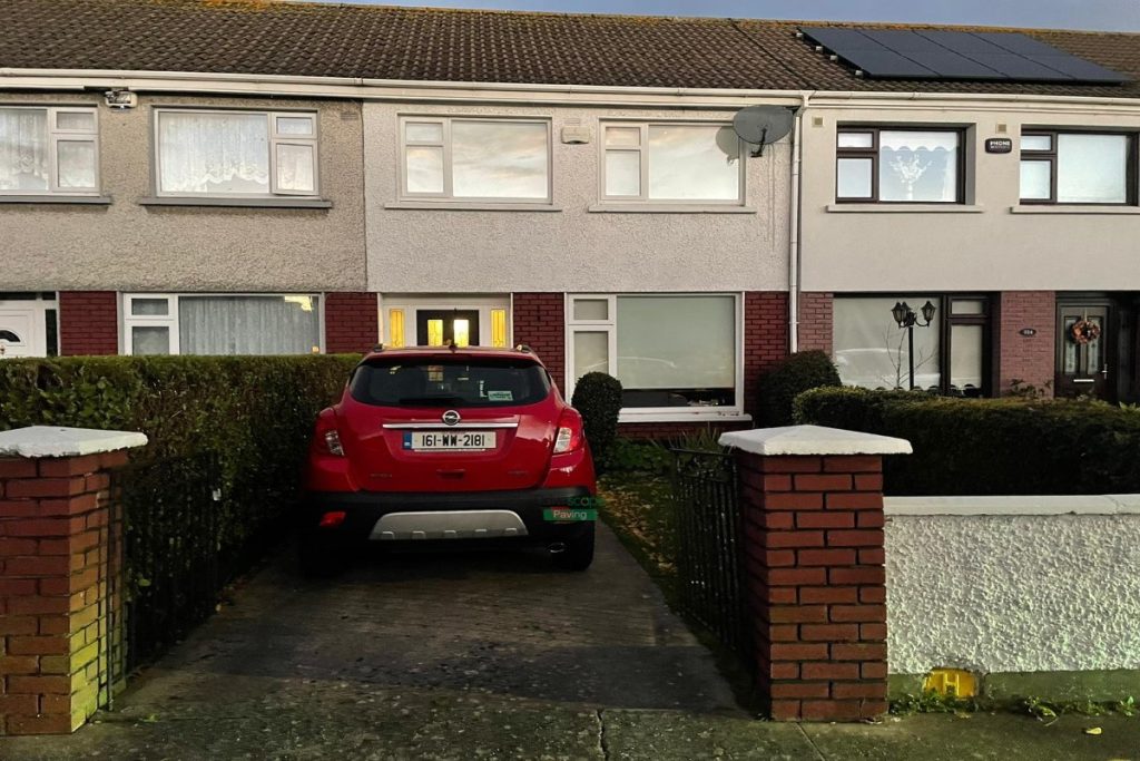 Asphalt Driveway with Bull-Nose Step and Picket Fence in Dublin (1)