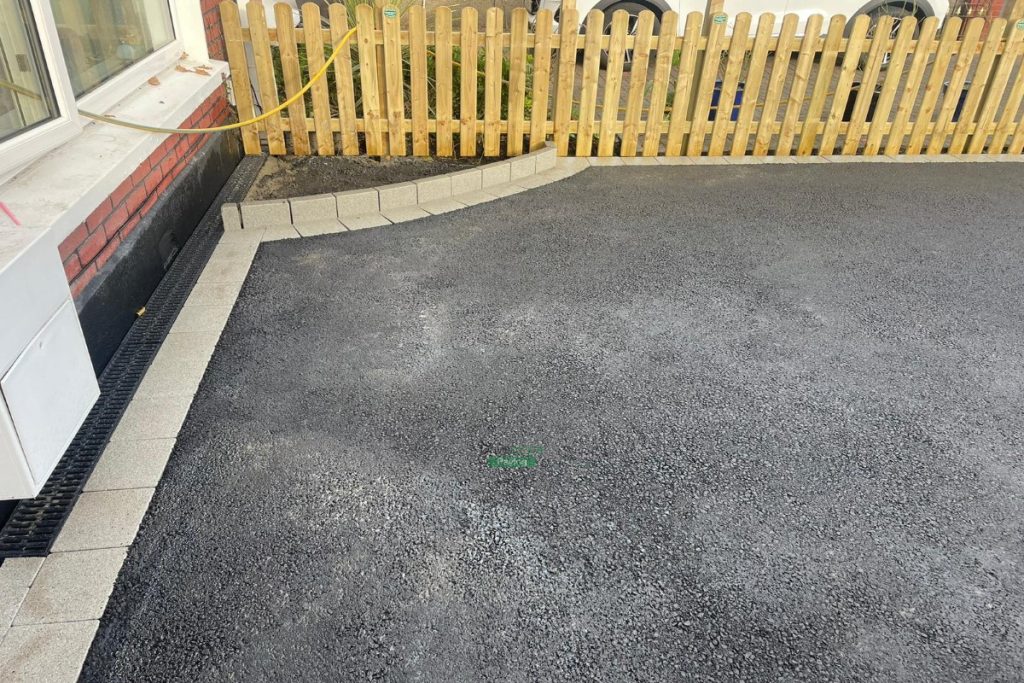 Asphalt Driveway with Bull-Nose Step and Picket Fence in Dublin (3)