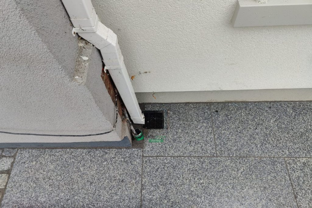 Two Adjacent Driveways with Golden Gravel and Silver Granite Cobblestones in Clontarf, Dublin (7)