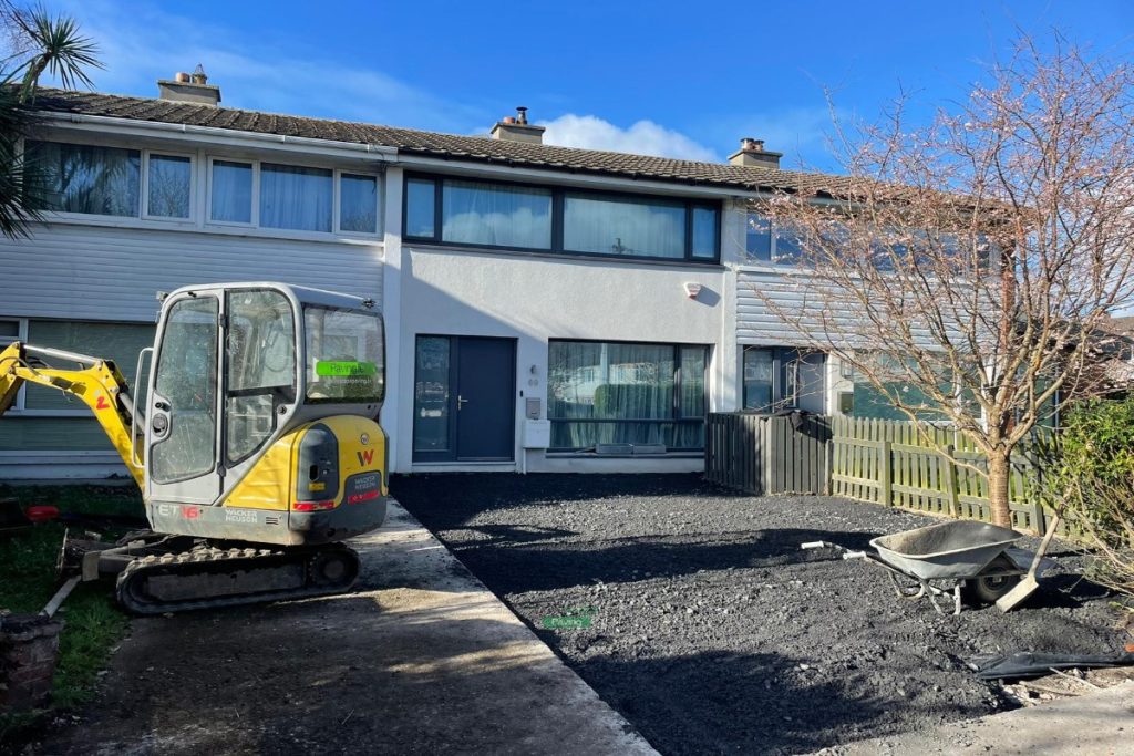 Driveway with Golden Ballylusk Gravel and Granite Cobblestones in Clontarf, Dublin (3)