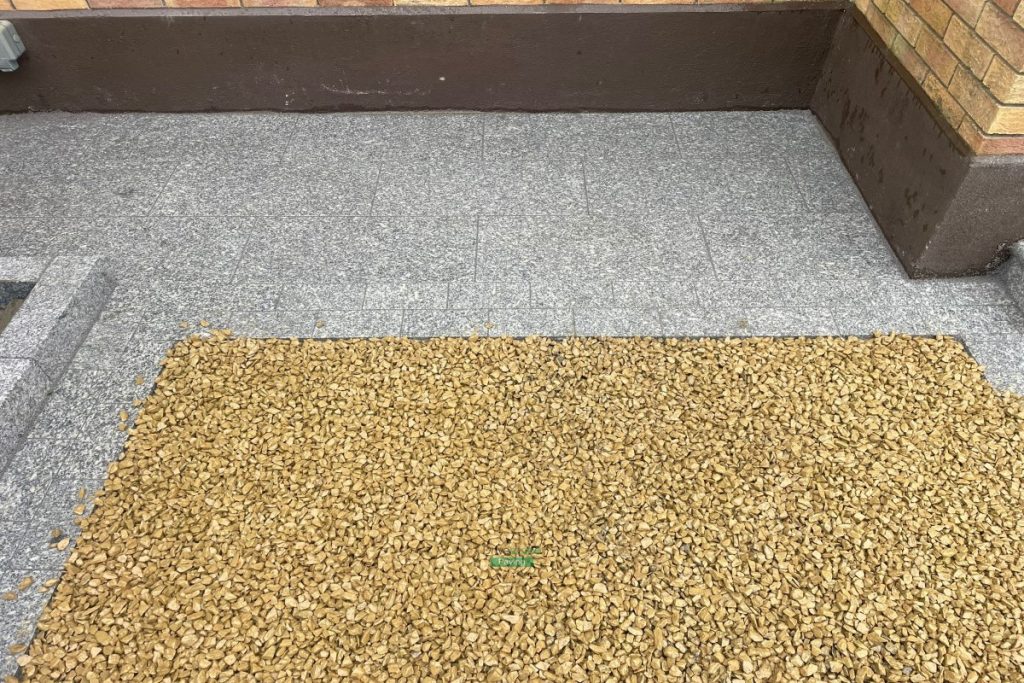 Driveway with Ballylusk Gravel, Granite Cobbles and Slabs in Clontarf, Dublin (5)