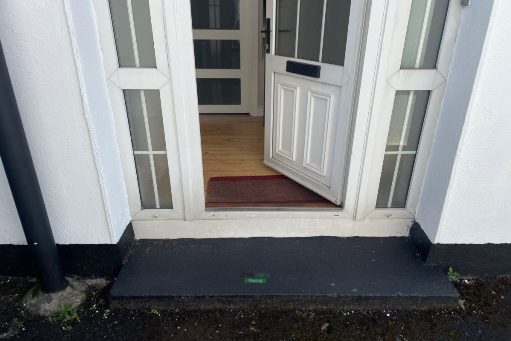 Driveway with Golden Gravel and Granite Cobbles in Dublin (3)