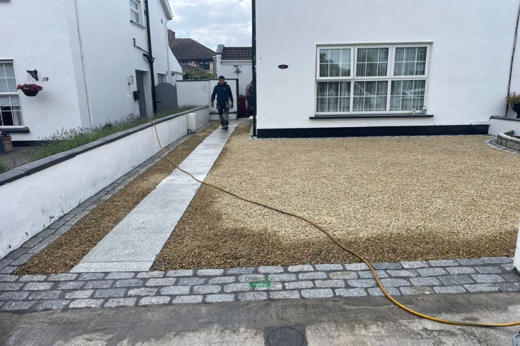 Driveway with Golden Gravel and Granite Cobbles in Dublin (5)
