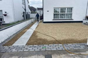 Driveway with Golden Gravel and Granite Cobbles in Dublin (5)