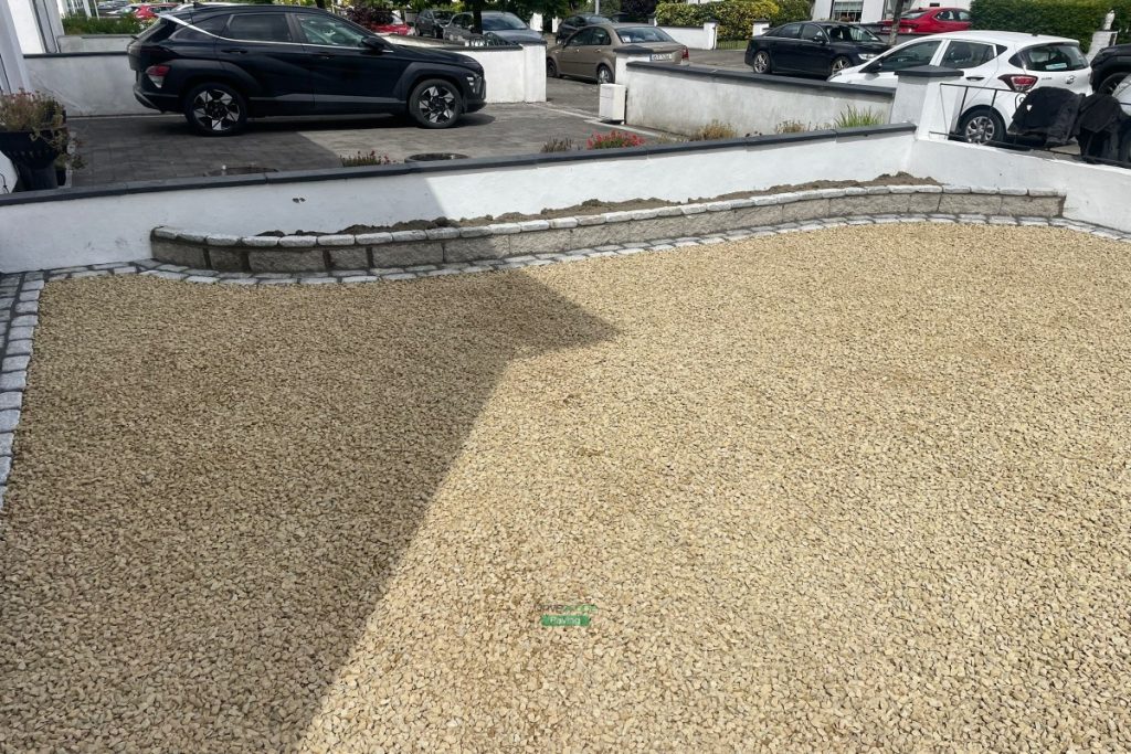 Driveway with Golden Gravel and Granite Cobbles in Dublin (7)